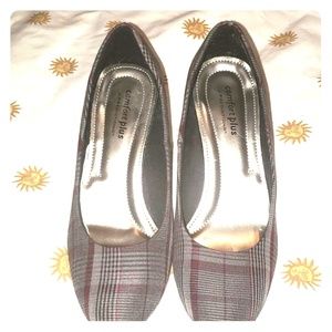 7 Wide fit. Women's grey/purple plaid pumps